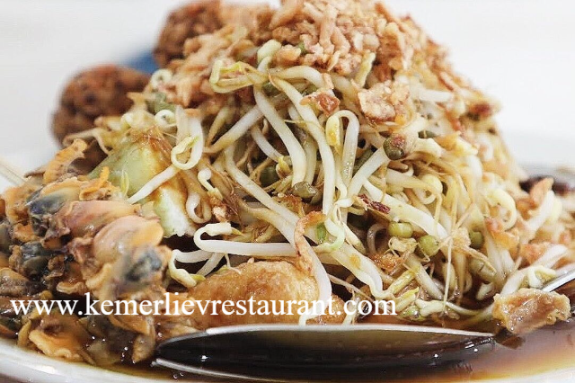 Legenda Rasa dari Kota Pahlawan: Menikmati Lontong Balap di Lontong Balap Bang Budi