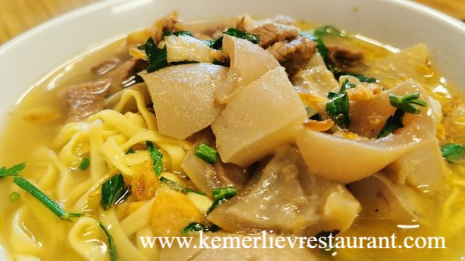 Cita Rasa Autentik dari Tanah Sunda: Menyantap Mie Kocok di Mie Kocok H. Acan